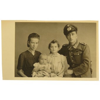 Familieportret met soldaat van 333th Infantry Regiment. Espenlaub militaria